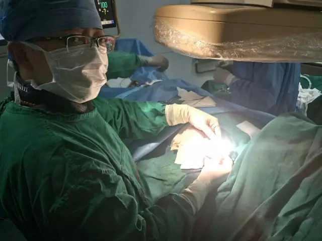 宁波市第一医院完成全国首批最新一代X4左室四极CRT-D植入手术