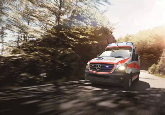 中国首辆心脑急诊移动工作站 “扁鹊飞救”急救车巡展行