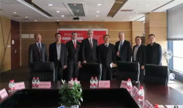 中国首辆心脑急诊移动工作站 “扁鹊飞救”急救车巡展行