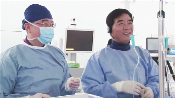 葛均波院士成功完成两例冠脉介入手术直播