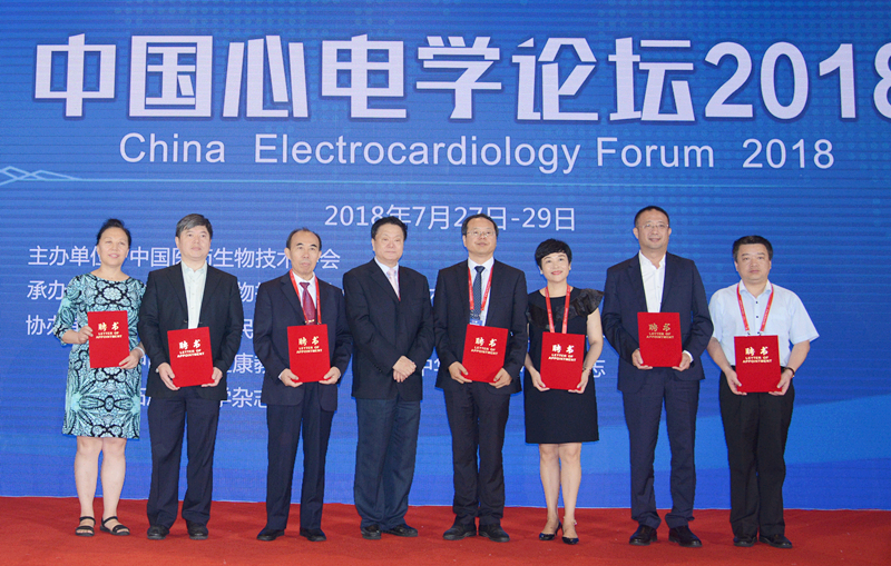 14郭继鸿教授向联盟副主席及秘书长颁发聘书.JPG