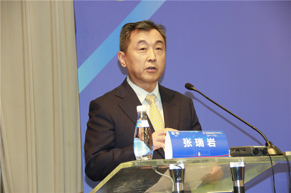 1张瑞岩教授主持并致辞.JPG