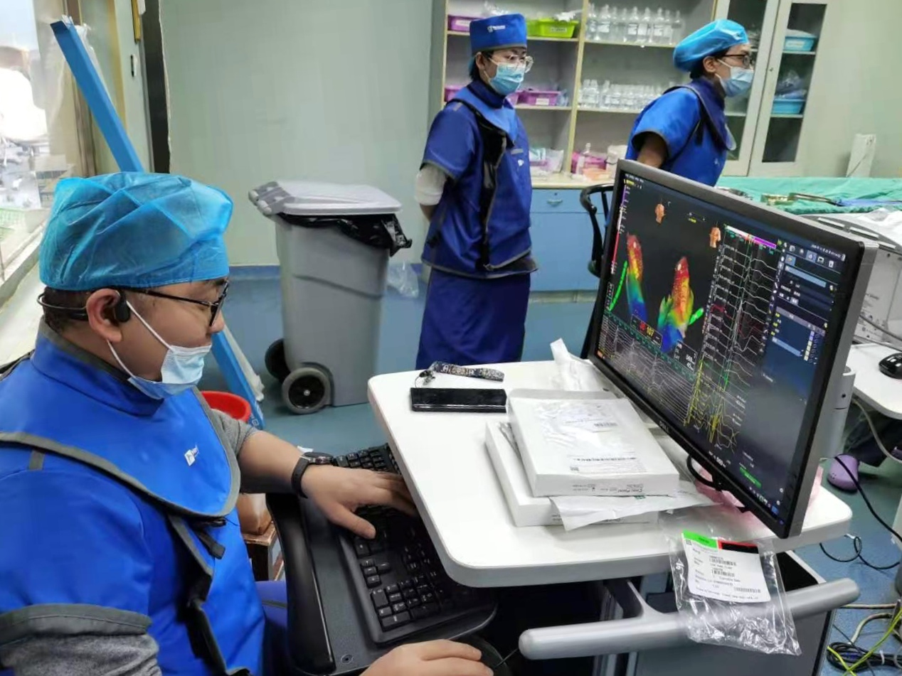 雅培新一代EnSite Precision心脏电生理三维标测系统助力达娃次仁团队对患者进行精准心室建模.jpg